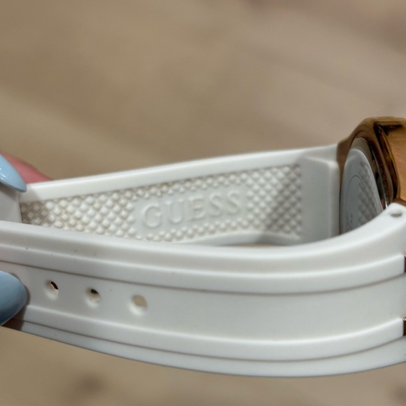 Guess Women's White and Rose Gold Watch - Picture 6 of 6